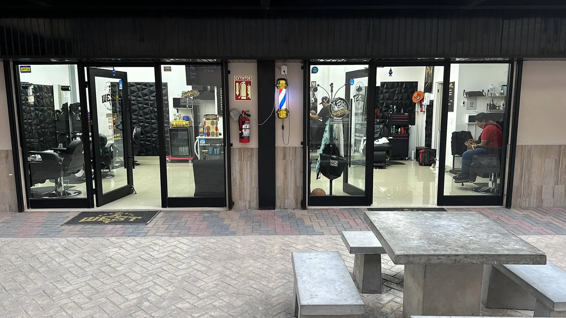 Fachada de West Barber Shop en Plaza Norte, Tijuana